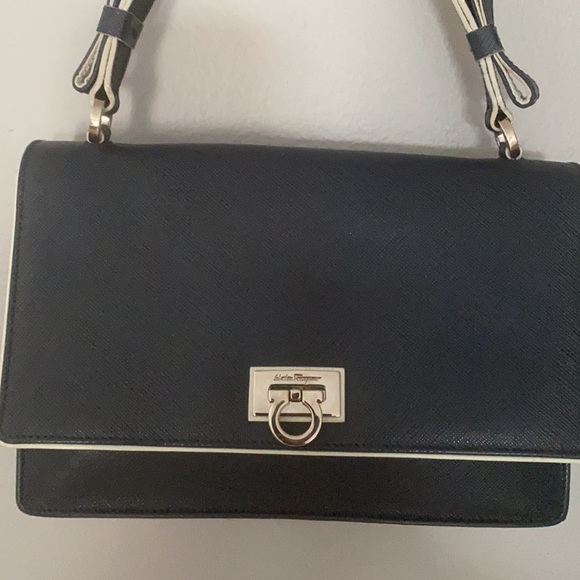 Shoulder pocket book in like new condition - Picture 4 of 4